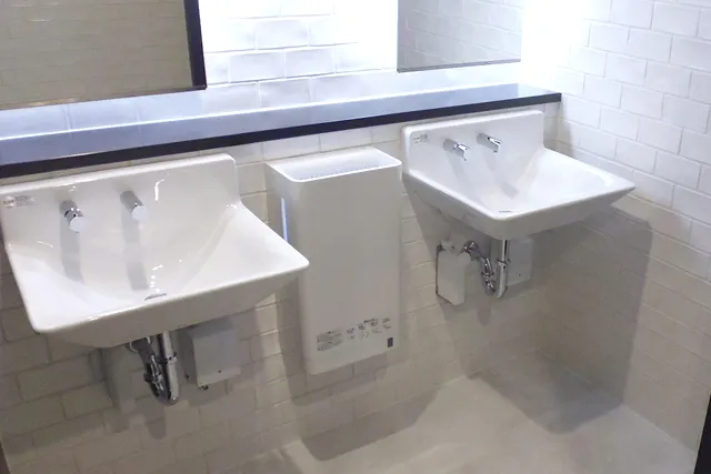 博多バスターミナル 1階トイレの改修工事を行いました 白い清潔な洗面スペースです