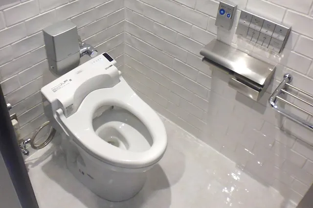 博多バスターミナル 3階トイレの改修工事を行いました 白を基調とした清潔感あふれるトイレです