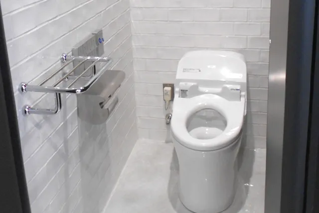 博多バスターミナル 3階トイレの改修工事を行いました 荷物棚を用意して利便性を高めタイル張りで清掃しやすくなっています