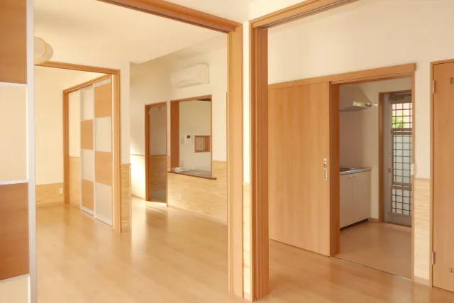 放課後等デイサービス だんらん・木肌を活かした暖かい色合いの壁と柱で落ち着いた空間づくりをしました