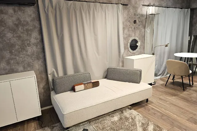 マンション リノベーション・6畳 2部屋の 2DKを 1LDKにして広々リビング 白とグレーで統一しました