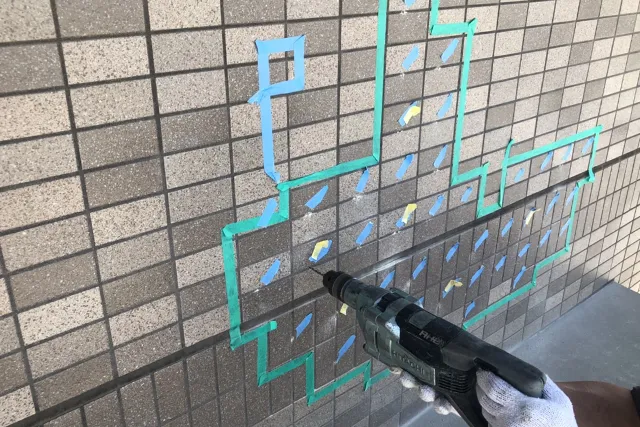 マンション外壁改修・博多区 外壁タイルのひび割れや浮き上がりを調べて剥がして貼りなおします