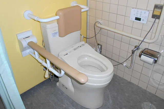 松生園・車いす対応はもちろん介助者の動線も考慮し設計した広いトイレ