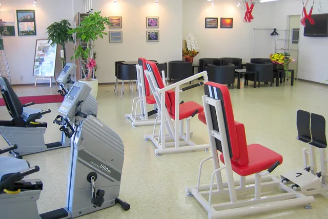 早稲田イーライフ三苫・広い空間設計と清潔で明るいトレーニングルーム